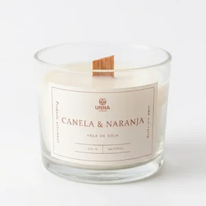 Vela con aroma a Canela y Naranja fondo blanco en tarro de cristal
